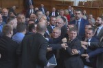 Почти бой в НС: Напрежение и спречкване в парламента (ВИДЕО)