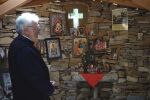 Пътеката на вярата: Отец Петър създава 40 каменни параклиса и църква