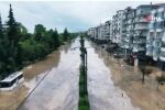 Калната вода се стича като водопад: Проливни дъждове заляха градове в Турция (ВИДЕО)