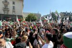 Протестиращи срещу еврото спряха бус на полицията, жена падна на земята (ВИДЕО)
