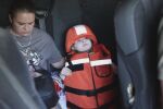 Украинската полиция евакуира 4-годишно дете в бронежилетка от фронтовата линия (ВИДЕО)