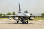 Вторият изтребител F-16 кацна в България (ВИДЕО И СНИМКИ)