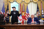 Акциите на Tesla се покачват след публичния спор между Тръмп и Мъск