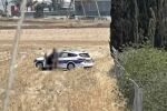 Кадри на полицаи с патрулка, спряна в поле, взриви социалните мрежи (ВИДЕО)