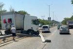 Спряха движението към Дунав мост заради камион на мантинелата