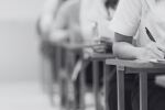 Няма да взимат помощите от учениците с над 5 неизвинени отсъствия