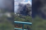 Голям пожар във Варна, черен дим се издига между жилищни сгради (ВИДЕО)