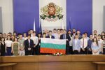 Красиви умове: Олимпийците ни по природни науки получиха националния флаг