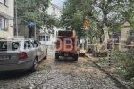 Дърво падна върху кола и оградата на училище в София (СНИМКИ)