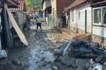 Военнослужещи се включват в разчистването на къщите, залети от водата в с. Тича (ВИДЕО)