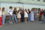 „Обичаме те, Ивона!“: Ученици в Сливен се борят за живота на 16-годишно момиче с фатално заболяване