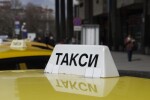 Задържаха таксиджията, който отвлече проверяващи, грози го глоба или затвор