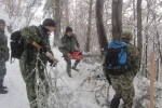 Военни и дървосекачи пробиват през снега в Смолянско (СНИМКИ)