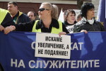 Надзиратели и служители от съдебната власт продължават протестите си