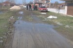 В Горно Ботево местните са принудени сами да настилат улицата до дома си 