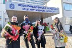 Адмирации за медиците: Студенти подариха цветя на лекарите от ВМА