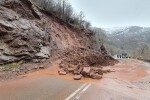 Свлачището по пътя Своге - Ребърково е разчистено, но движението - блокирано