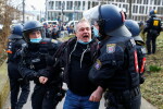 Сблъсъци между протестиращи и полиция на протест в Германия (СНИМКИ)