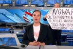 Протест за Украйна: Жена нахлу в ефира на руската телевизия с антивоенен плакат (ВИДЕО)