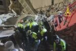 Извадиха възрастна жена от развалините на срутила се 5-етажна сграда (ВИДЕО)