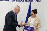 Полицията в Русе награди млада жена, предала намерени 1000 лв.