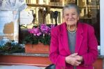100-годишна собственичка на кафене всеки ден посреща клиенти и 12 часа се грижи за тях