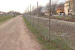Опасна железопътна артерия във Враца: Системно разрушават ограда, която пази пешеходците от ЖП линиите