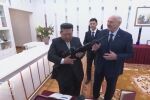 „В случай че се появят врагове“: Лукашенко подари автомат на Ким Чен-ун по време на визита в Пхенян (ВИДЕО)