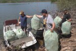 Сметище във водата: Чистят тонове боклуци в язовир 