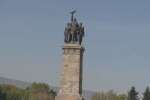 Опаковат Паметника на съветската армия със знамената на България и Украйна