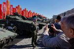 Русия парадира със западна военна техника, пленена в Украйна (СНИМКИ)