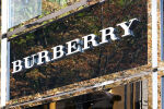 Burberry съкращава стотици работни места, какво се случва с модния бранд?
