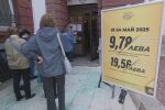 Опашки от чакащи пред Народния театър заради намалени билети, както и в евро