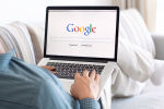 Когато шефовете му разбират, че търси информация в Google на работа, той e уволнен