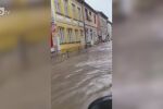 Улици се превърнаха в реки: Порой се изля в Троян (ВИДЕО)