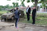 Заради проливен дъжд: Кола се озова в канал, спря оттока на водата и се наводни русенско село 