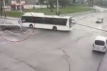Трагичен сблъсък в София: Автобус на градския транспорт помете кола на кръстовище в „Люлин“