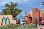 Единственият McDonald's със синьо лого е на това място