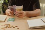 Близо 800 000 работещи у нас може да останат без ваучери за храна още през есента