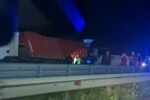 Автобус се удари в тир преди София, докато изпреварва. Има загинал, а 16 души са пострадали