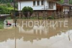 Наводнени жилища и отнесени коли: Ситуацията във Велико Търново остава критична заради обилния валеж (СНИМКИ)