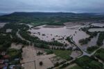Евакуация в Севлиево, водата по улиците достигна 1,20 метра (СНИМКИ)