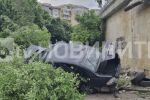 Полицейска гонка в Бургас: Кола падна от пътното платно, трима мигранти са в болница (СНИМКИ)