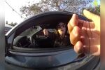 „Шофирахте, докато държите телефон с дясната ръка“: Жена беше спряна от полицай с абсурдно обвинение