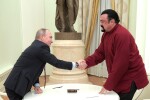 Стивън Сегал получи руския си паспорт лично от Путин 