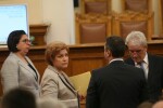 Парламентът прие по-високите майчински и минимална заплата