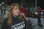 Протестиращите майки празнуват с цветя и хоро оставката на Валери Симеонов