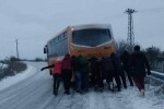 Ученици бутат автобуса си в леда в Силистренско (ВИДЕО)