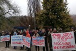 Граждани излязоха на протест заради разравяне на коритото на р. Вит