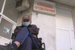 Пациент с двустранна бронхопневмония чака с часове за прием в болница